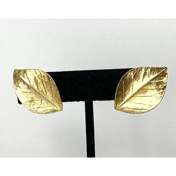Crown Trifary Clip Ons Earrings Gold Tone Leaves Signed Vintage - Picture 7 of 16